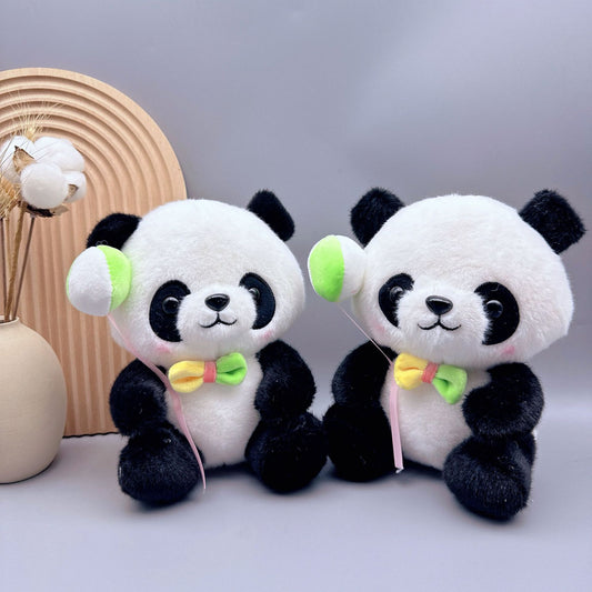 Muñeco de peluche de panda con globo y lazo