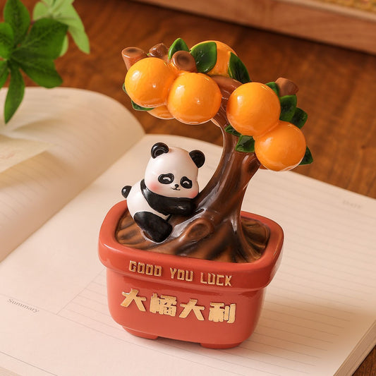 Adorno de la buena suerte de un panda abrazando un naranjo
