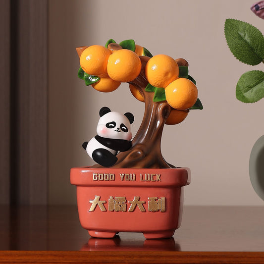 Adorno de la buena suerte de un panda abrazando un naranjo